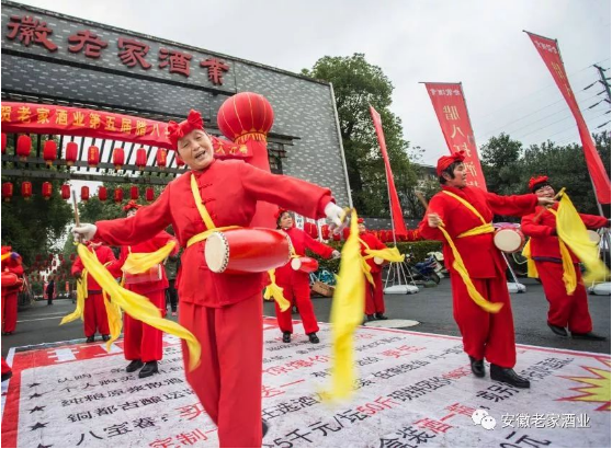 家乡的酒，送家乡的人；带着家乡的姑娘，串家乡的门！